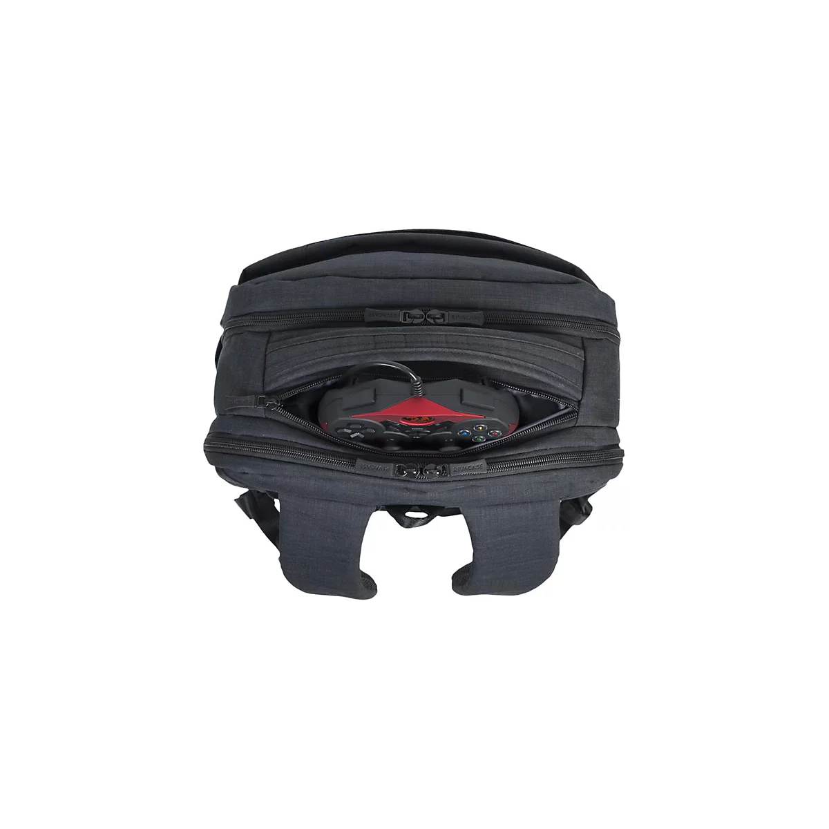 Ein grauer Rucksack mit einer offenen ReiÃŸverschlusstasche, in der sich ein Gamecontroller befindet.