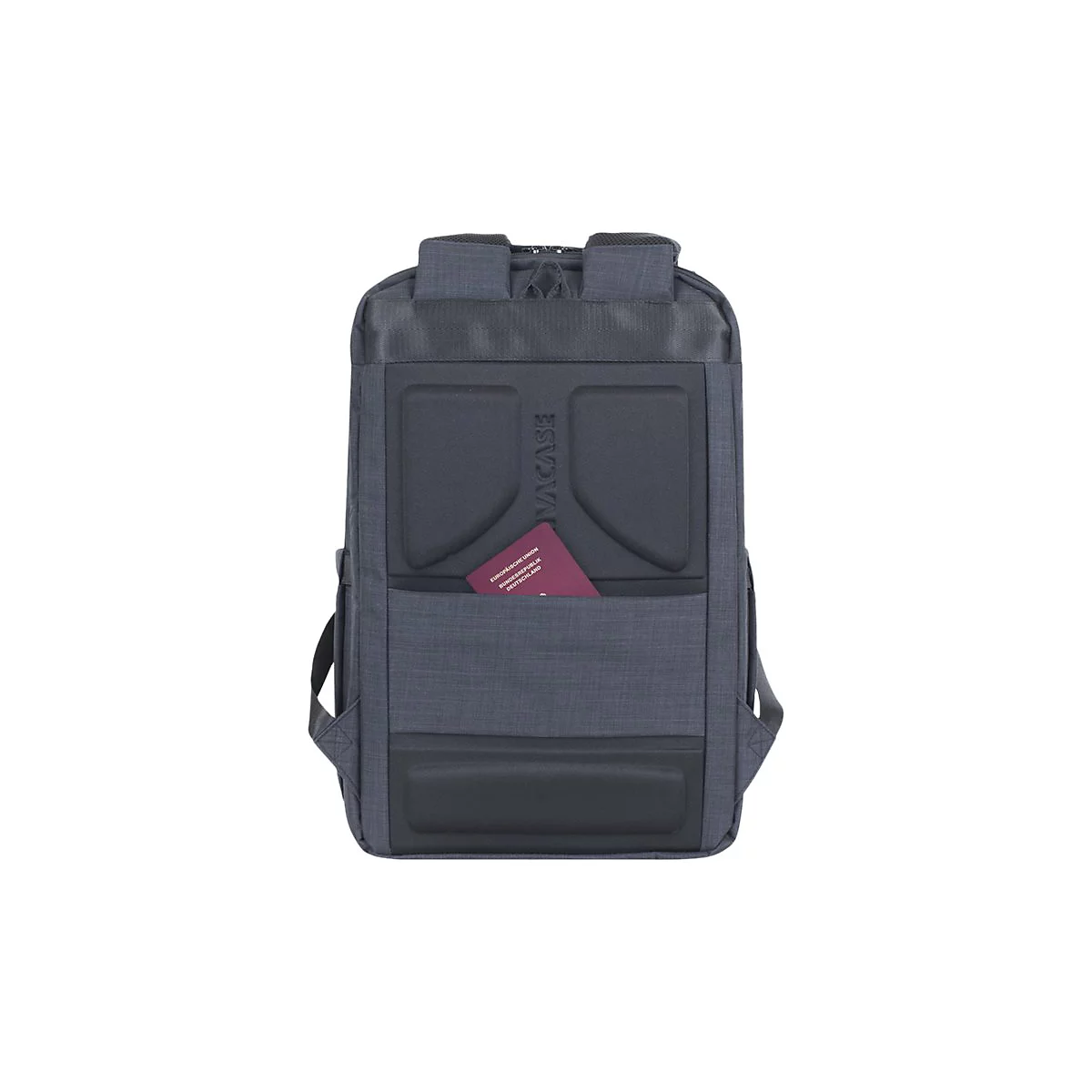 Dunkelgrauer Rucksack mit Reisepass in der Vordertasche.