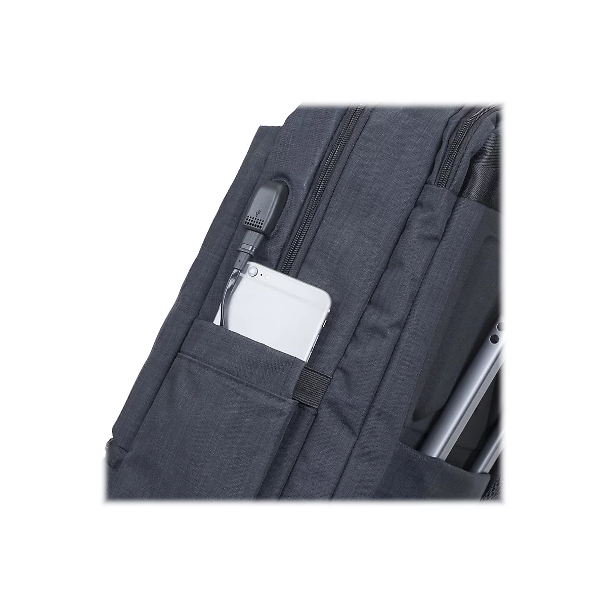 Nahaufnahme einer schwarzen Rucksacktasche mit einer weissen Smartphone-Tasche und einem USB-Ladekabel.