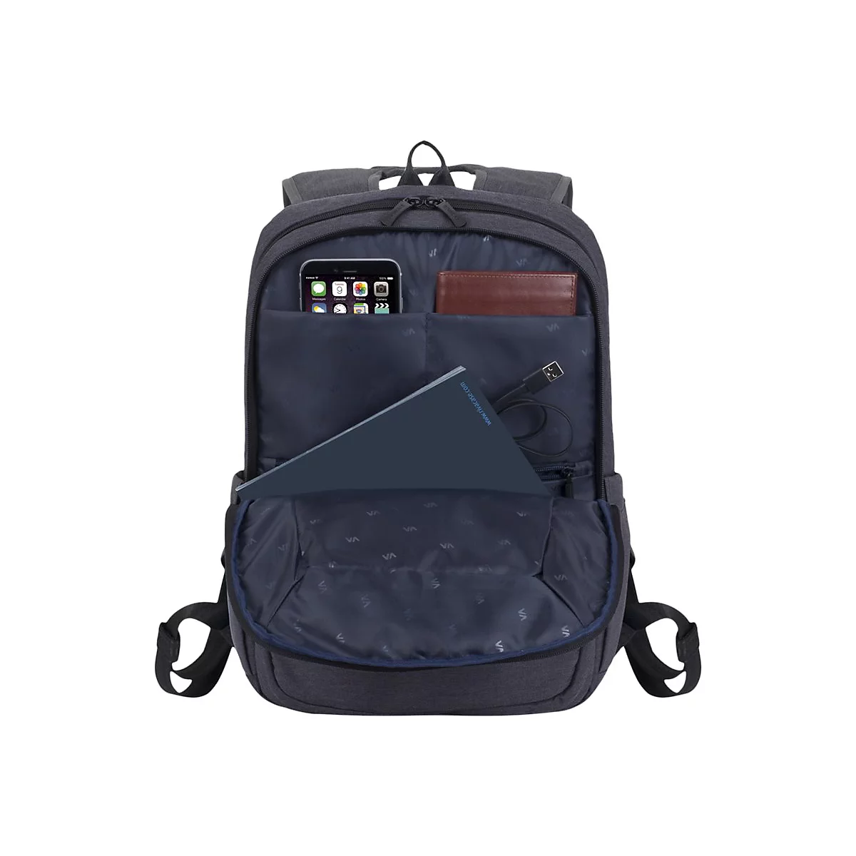 Ein offener, dunkelgrauer Rucksack, der Innenraum ist gefÃ¼llt mit einem Tablet, einem Smartphone, einer GeldbÃ¶rse und einem Ladekabel.