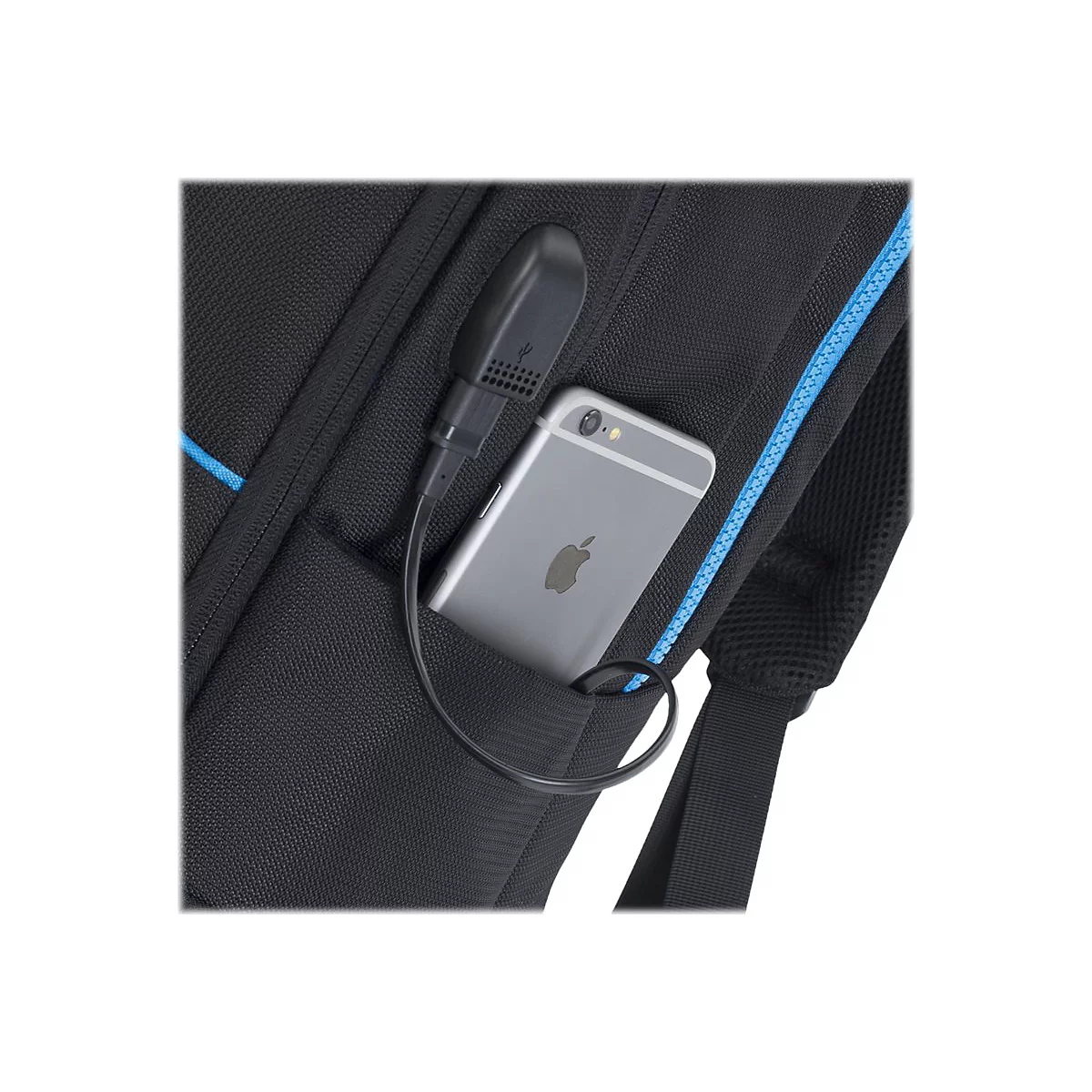 Ein schwarzer Rucksack mit einem grauen Handy in der Tasche, das Ã¼ber ein Kabel an einen Stecker angeschlossen ist.