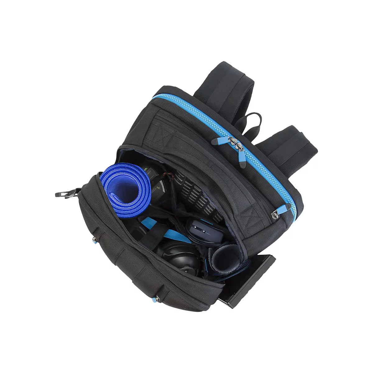 Schwarzer Rucksack mit blauem ReiÃŸverschluss und Details. Er enthÃ¤lt eine blaue Yogamatte, KopfhÃ¶rer und andere GegenstÃ¤nde.