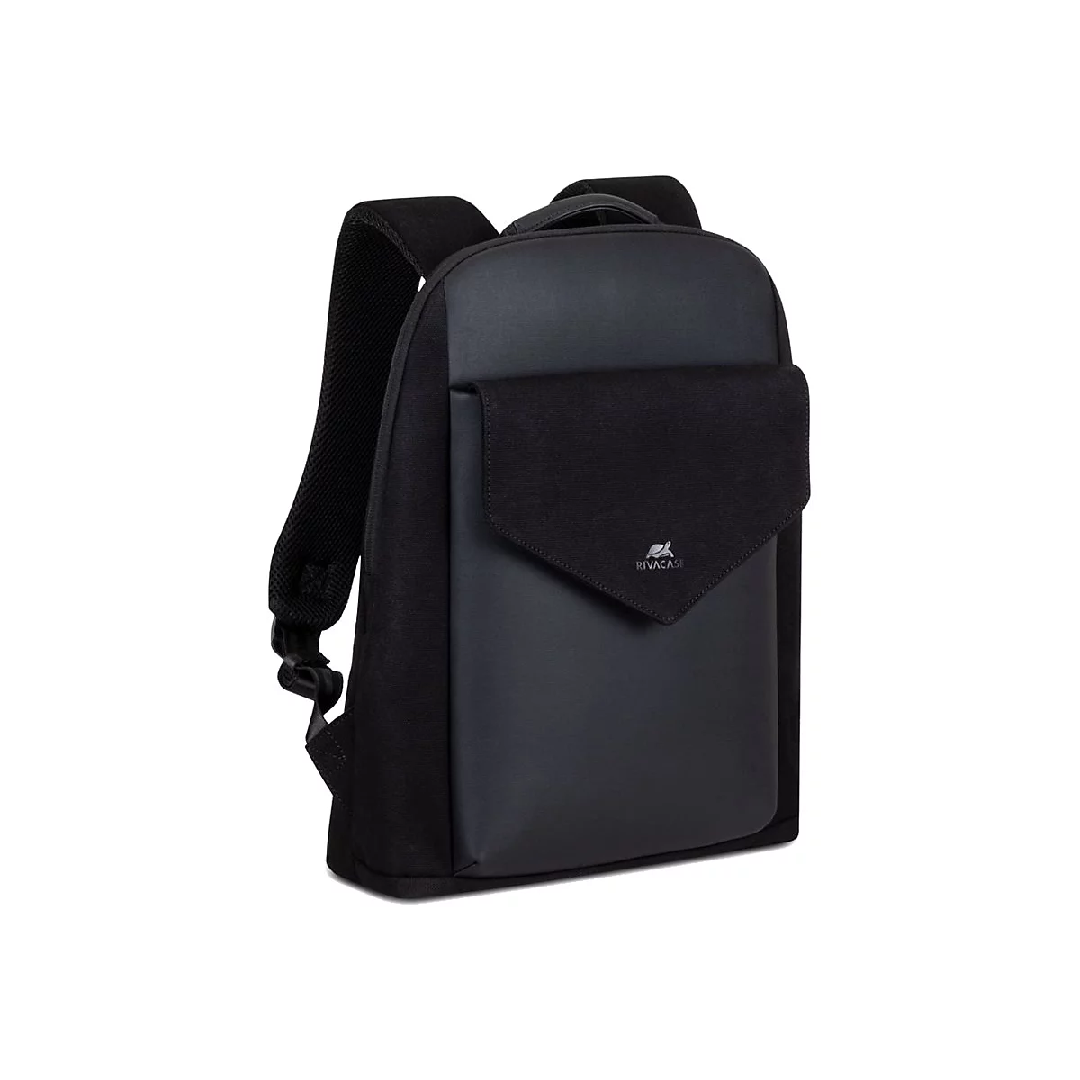 Schwarzer Rucksack mit einer Klappe und zwei Schultergurten. Das Markenlogo ist auf der Klappe zu sehen.
