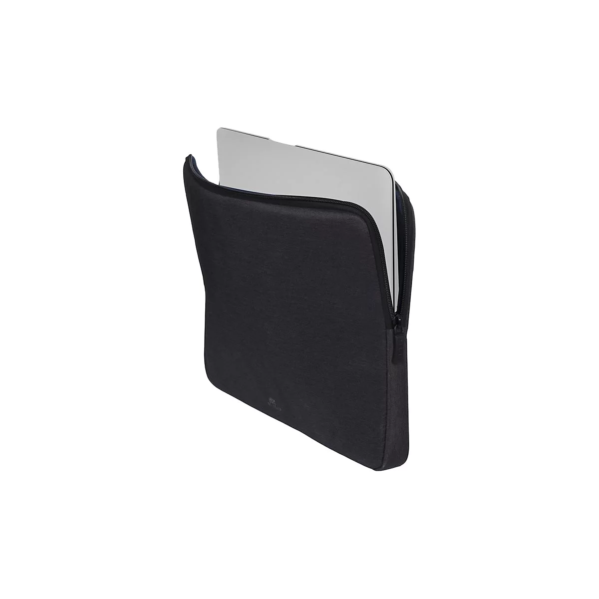 Eine schwarze Laptoptasche mit ReiÃŸverschluss, in der sich ein silberner Laptop befindet. Auf weiÃŸem Hintergrund.