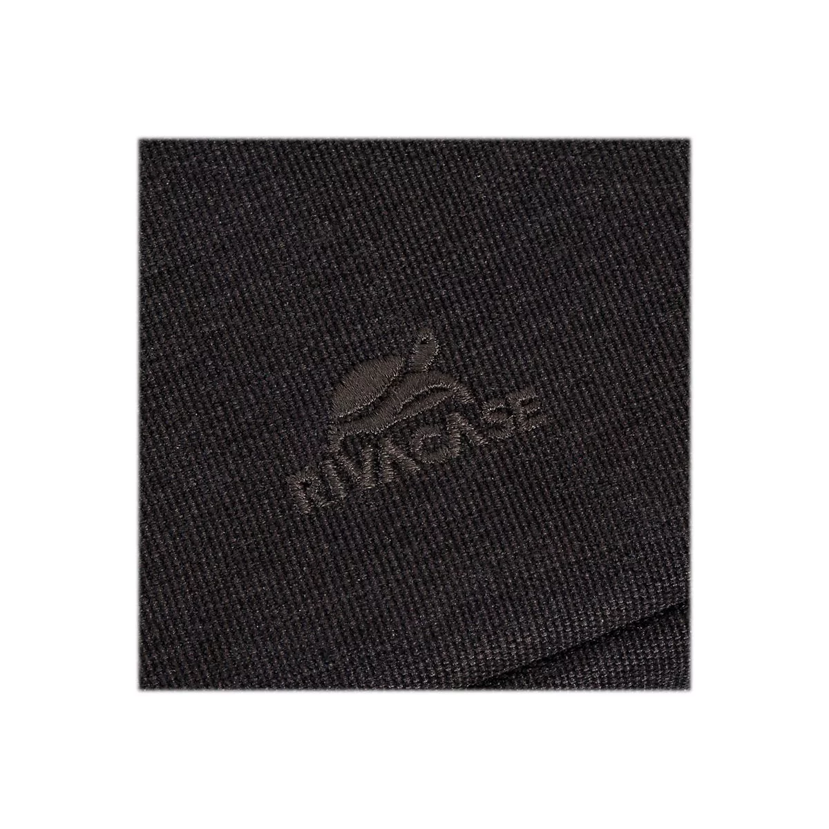 Nahaufnahme eines grauen Stoffes mit dem Logo von RIVACASE.