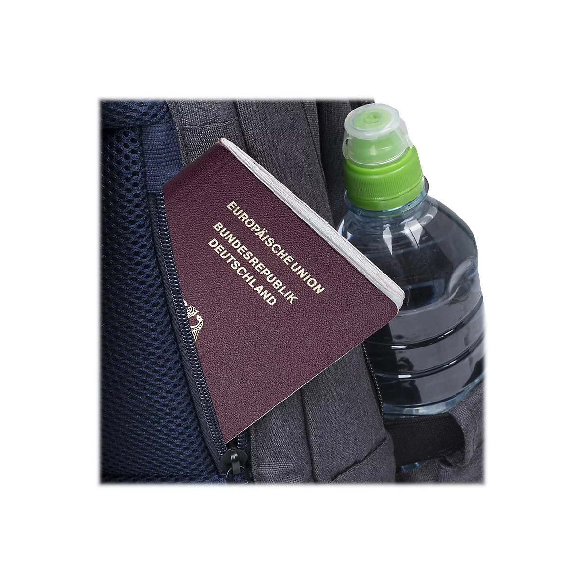 Blick in eine Rucksacktasche: Reisepass, Wasserflasche. Pass mit Schriftzug 'EuropÃ¤ische Union, Bundesrepublik Deutschland'.