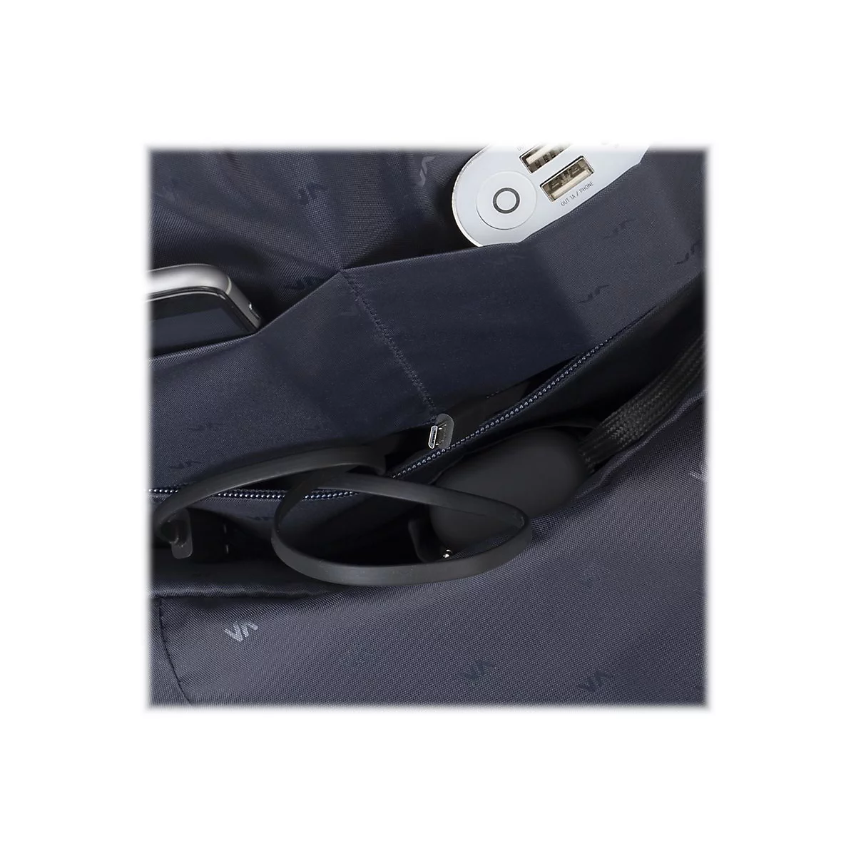 Nahaufnahme: Dunkelblaue Stofftasche mit Smartphone, KopfhÃ¶rern und einem USB-LadegerÃ¤t.