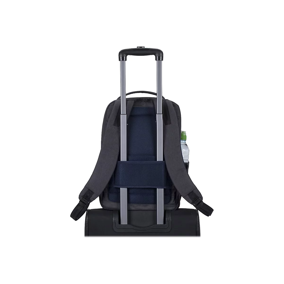 Grauer Rucksack mit Tragegestell und Griff. Eine Wasserflasche steckt in einer Seitentasche. Auf hellem Hintergrund.