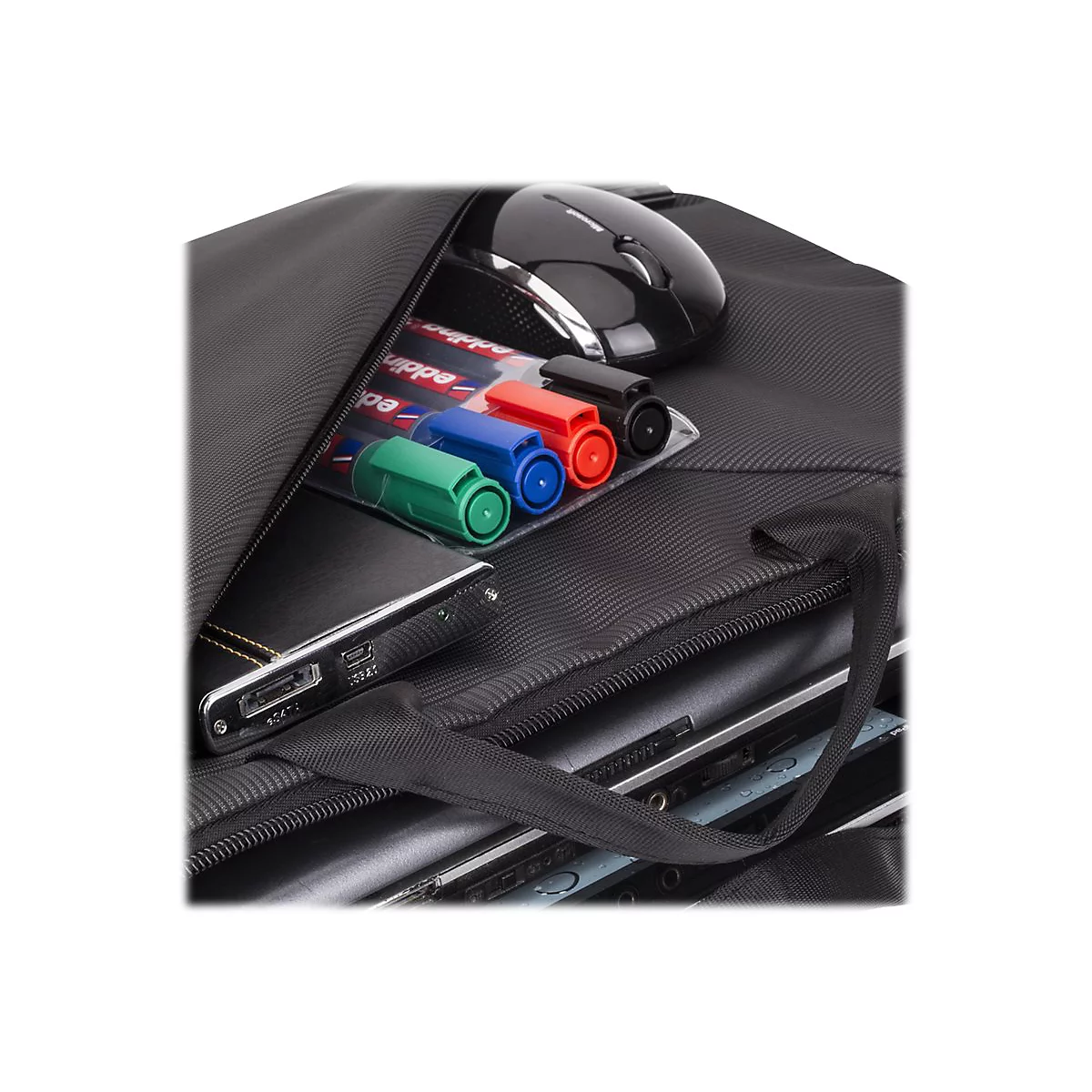 Schwarze Laptoptasche, gefÃ¼llt mit Maus, Stiften und Laptop.