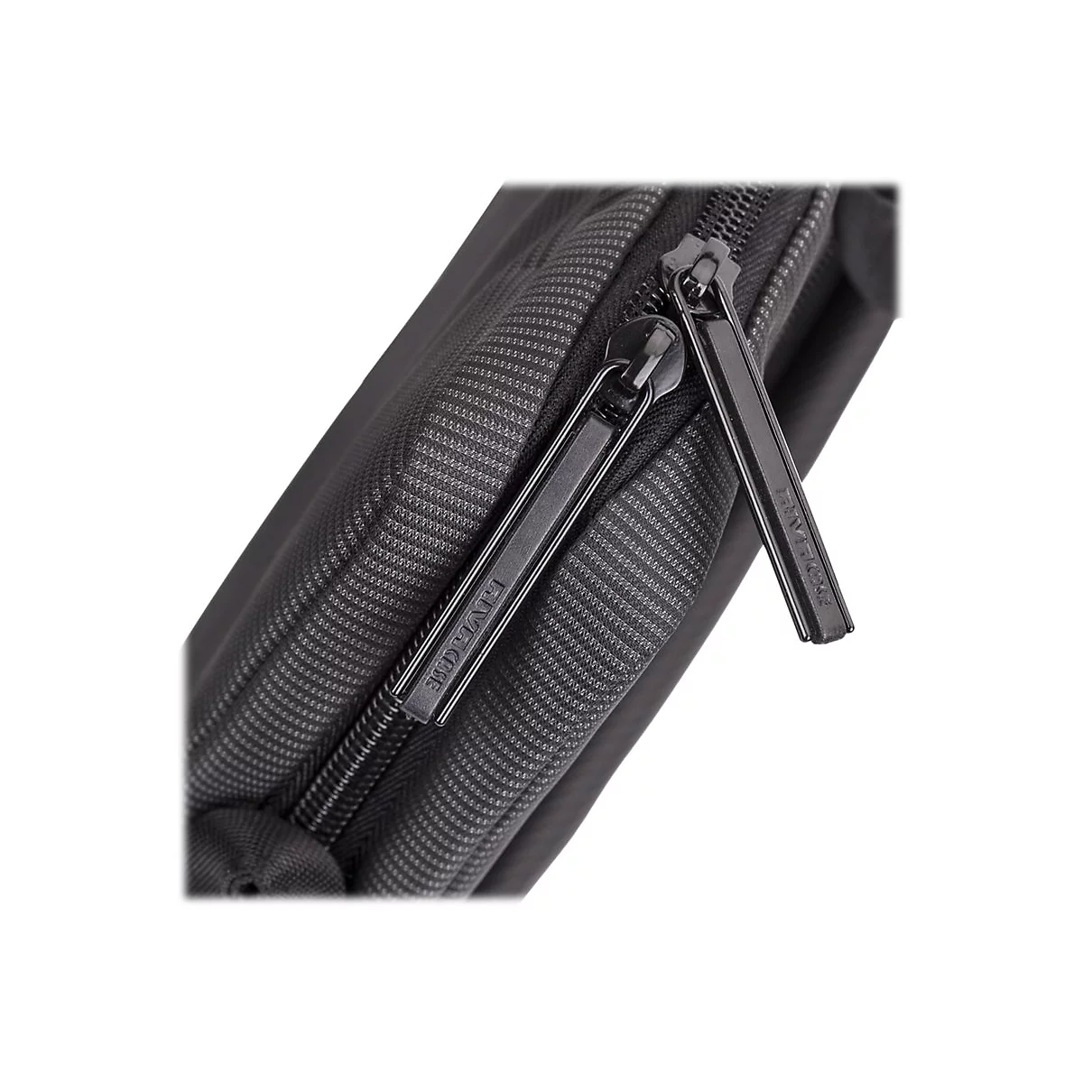 Detailaufnahme des schwarzen ReiÃŸverschlusses einer Tasche. Auf dem Zipper steht RIVACASE.