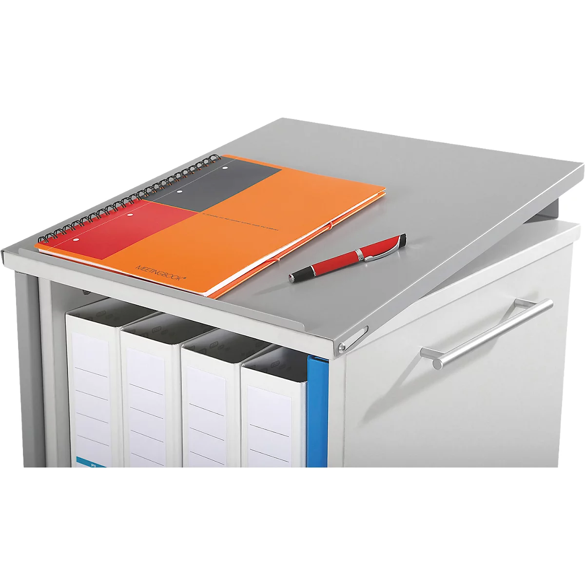 Un classeur en métal gris avec une surface de travail ouverte, sur laquelle reposent un bloc-notes, un dossier et un stylo.