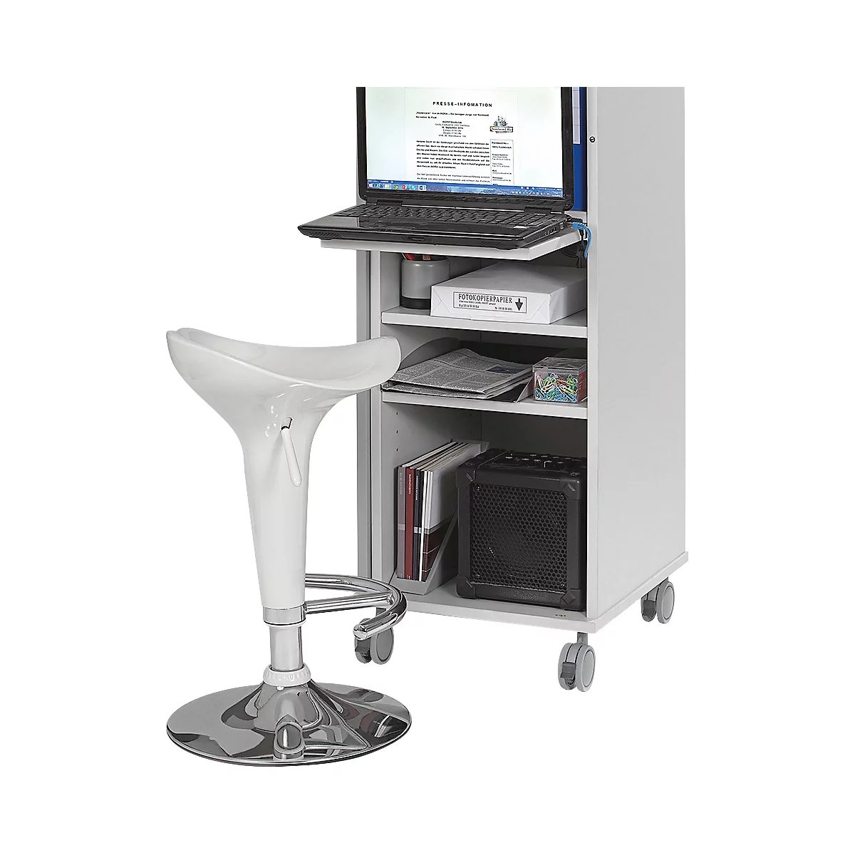 Tabouret de bar blanc à côté d'un chariot roulant avec un ordinateur portable, des fournitures de bureau et un haut-parleur.