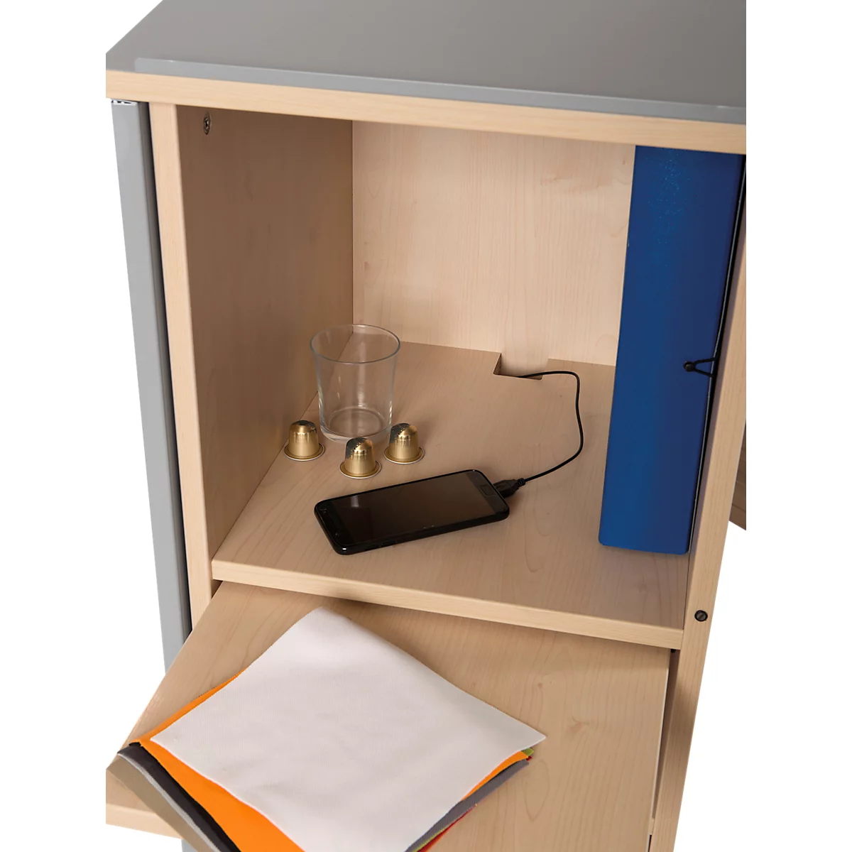 Armoire ouverte avec contenu : verre, cloches dorées, smartphone, porte-documents et papier.
