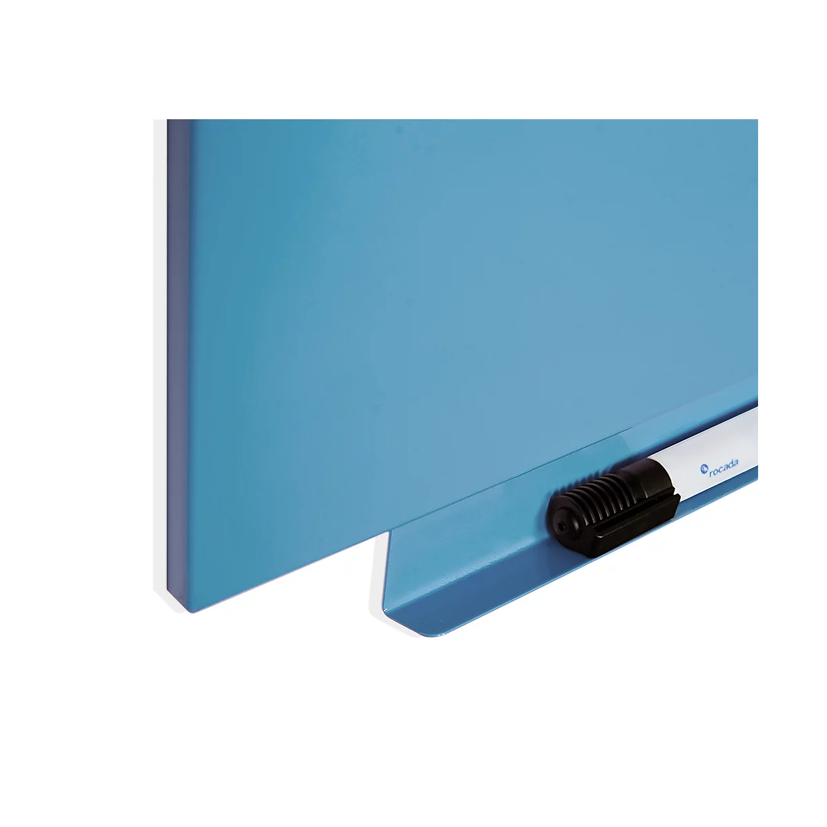 Blaues Whiteboard, Stifthalter mit Stiften.