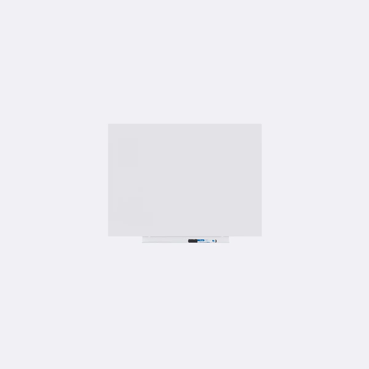 Groot, wit bord met pennenbakje en pen.