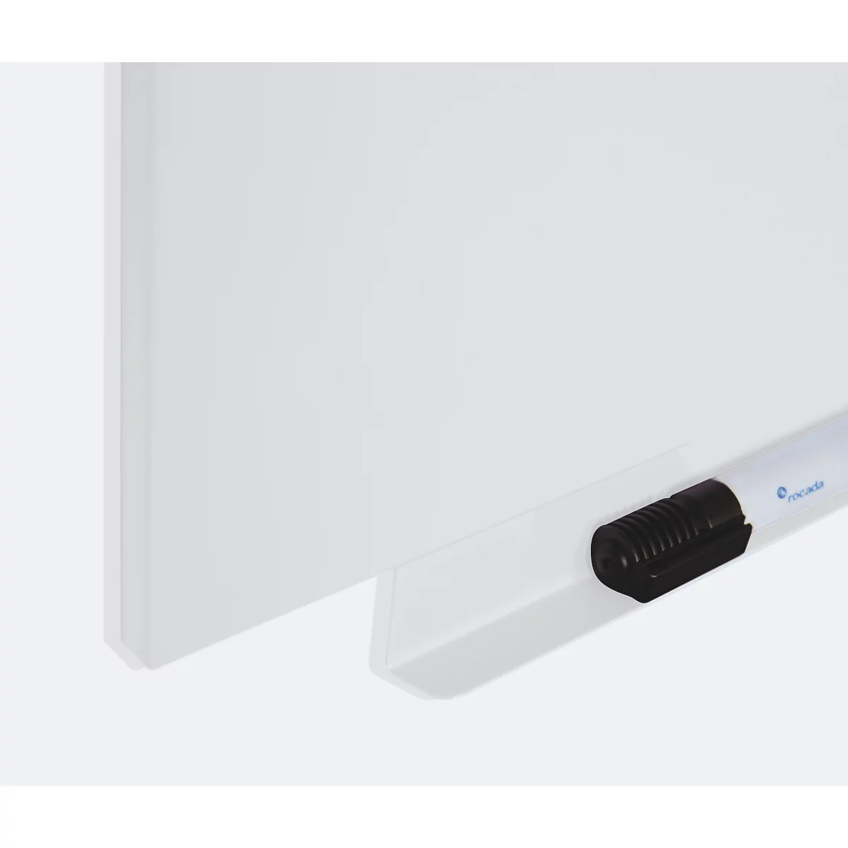 Nahaufnahme einer weißen Tafel mit Stifthalter und einem Stift.