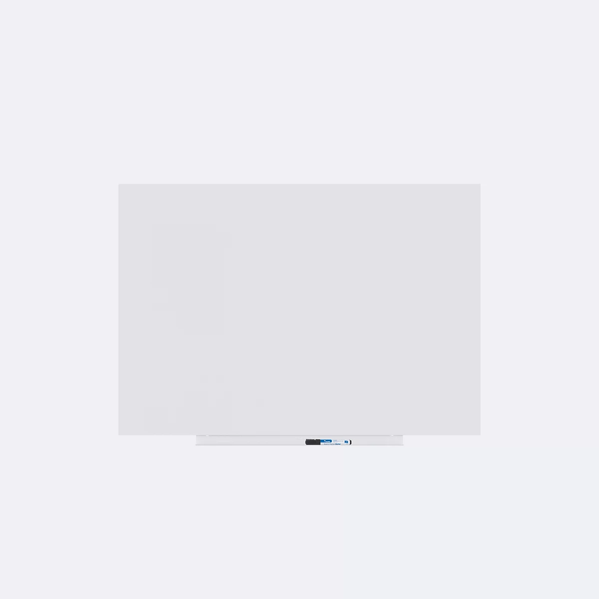 Große, rechteckige, weiße Tafel mit Ablageleiste und Stifthaltern. Auf weißem Hintergrund.