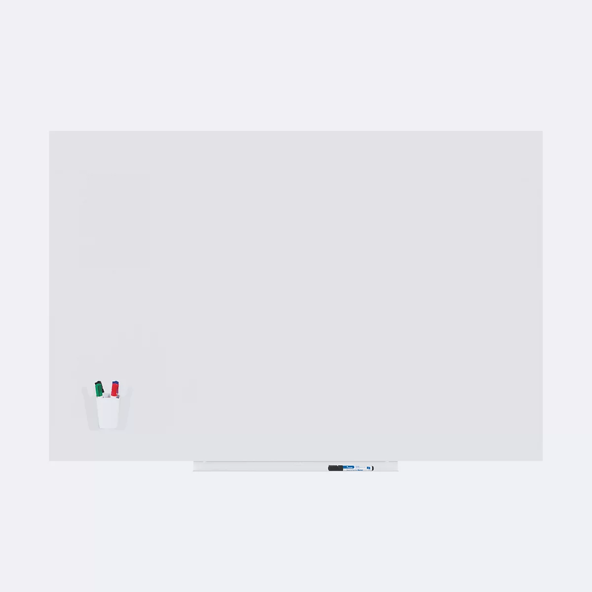 Großes, weißes Whiteboard mit Markern und Stifthalter.