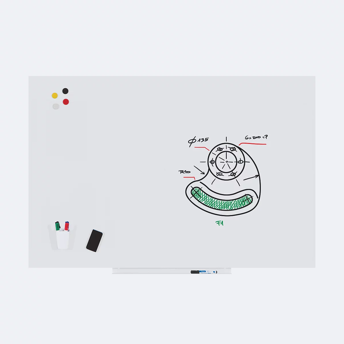 Eine weiße Tafel mit technischer Zeichnung, Markern, Magneten und einem Stift.