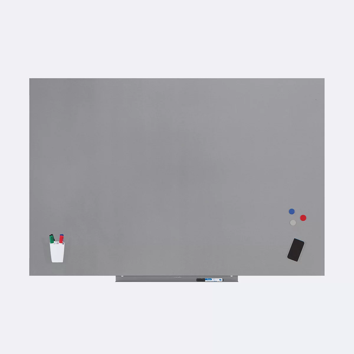 Graue Magnettafel mit Stifthalter, Stiften, Magneten und Boardmarker.
