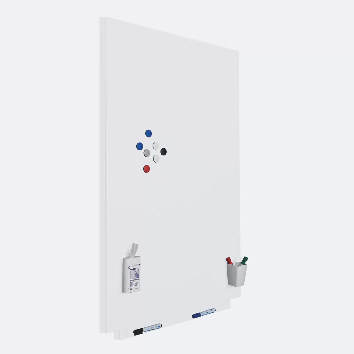 Große, weiße Magnettafel, Magnete, Stiftehalter mit Stiften und Stiften.