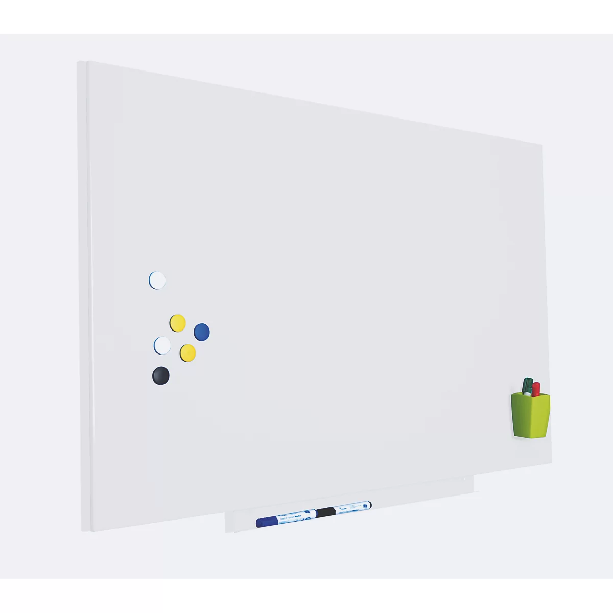 Große, weiße Magnettafel, Magnete in verschiedenen Farben, Stiftehalter und Stifte.