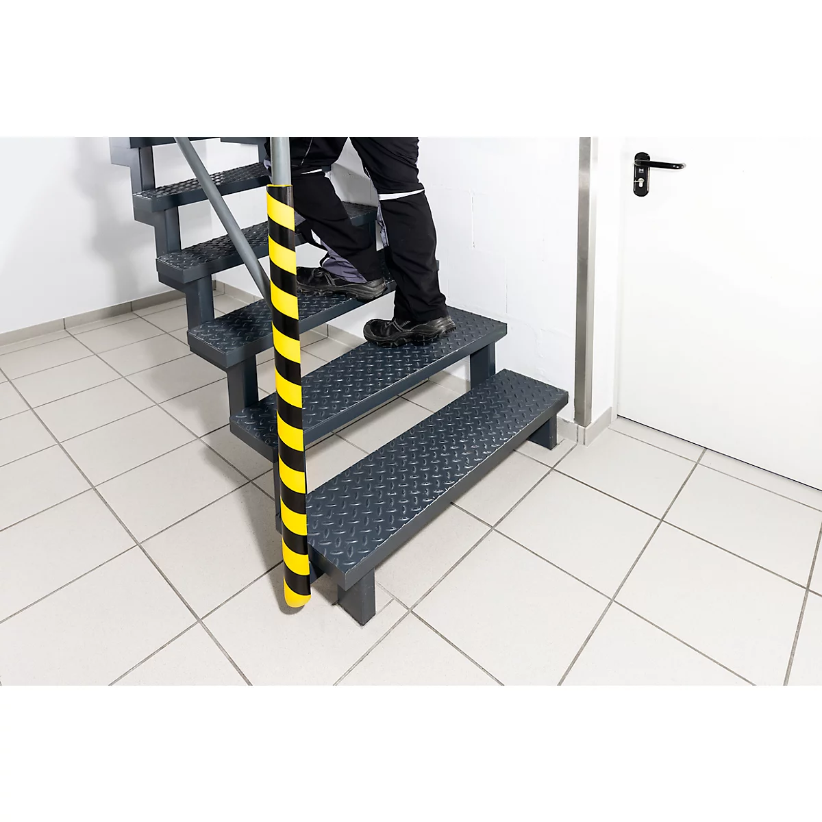 Rohrschutzprofil Durable P30, selbstklebend, für Innen- & Außenbereich, für Rohre mit ⌀ 20-40 mm, L 1000 mm, PU-Schaum, gelb/schwarz