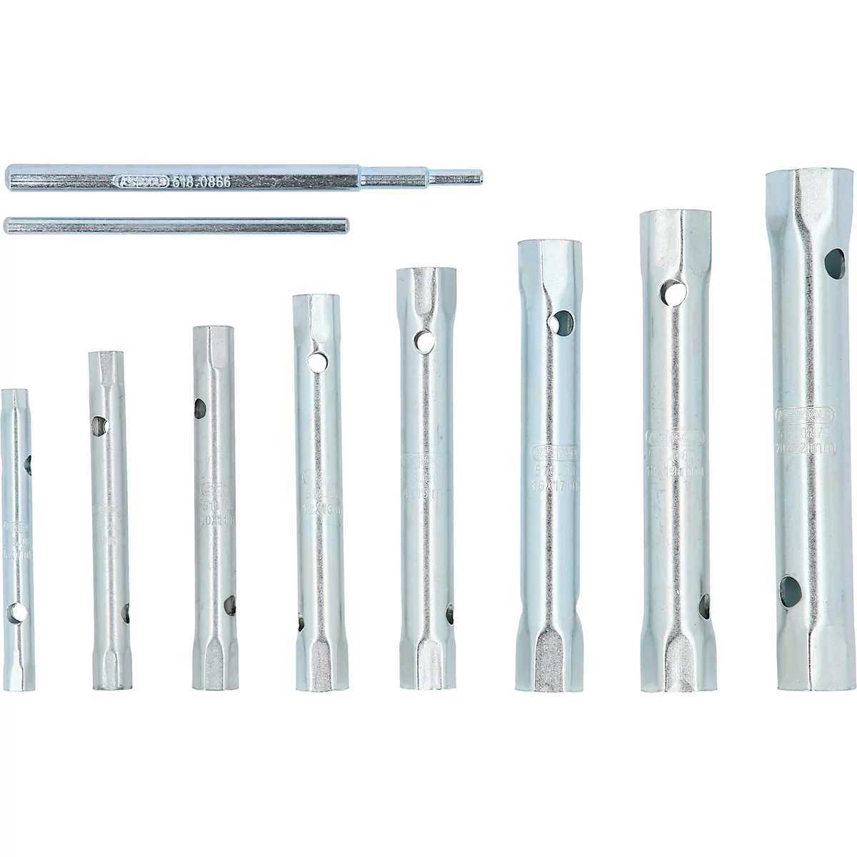 Eine Reihe von silberfarbenen, zylindrischen Schraubenschlüsseln unterschiedlicher Größe, alle aufgereiht. Oben liegen zwei zusätzliche Werkzeuge.