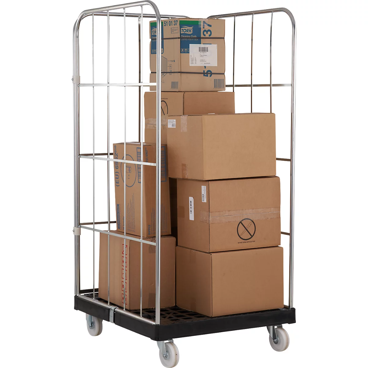 Rolkooi geladen met kartonnen dozen. De kar staat op wielen en heeft een zwarte basis. De dozen zijn bruin.