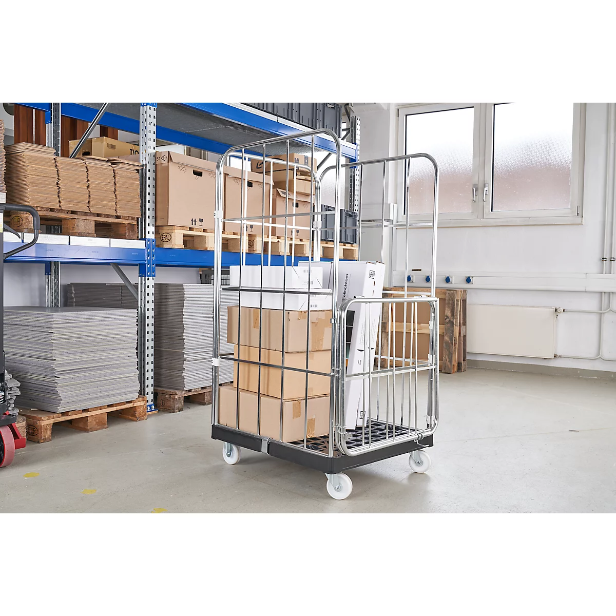 Metalen kar met pakketten en papieren in een magazijn.
