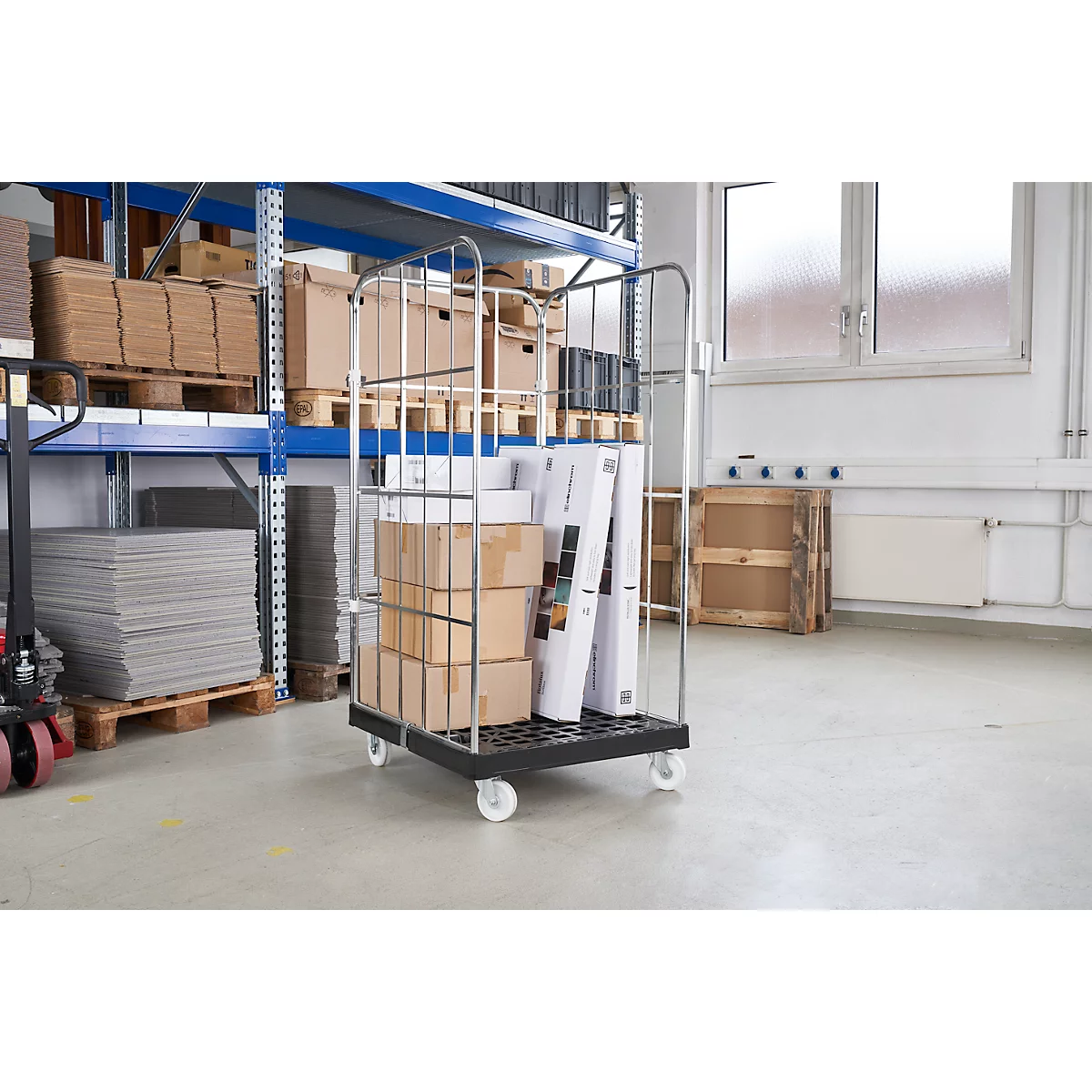 Chariot avec boîtes et documents dans l'entrepôt. Rayons avec marchandises en arrière-plan.