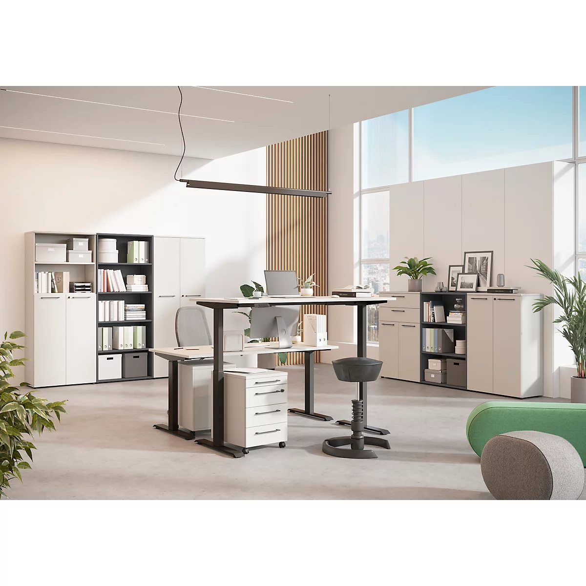 Ein modernes Büro mit Schreibtisch, Rollcontainer, Regalen, Bürostuhl und Pflanzen. Große Fenster, helles Design.