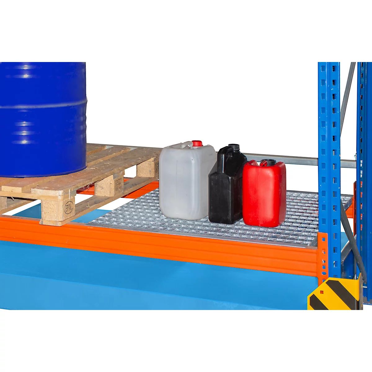 Een plank met een pallet en diverse containers. Jerrycans op het rooster, een vat op de pallet.