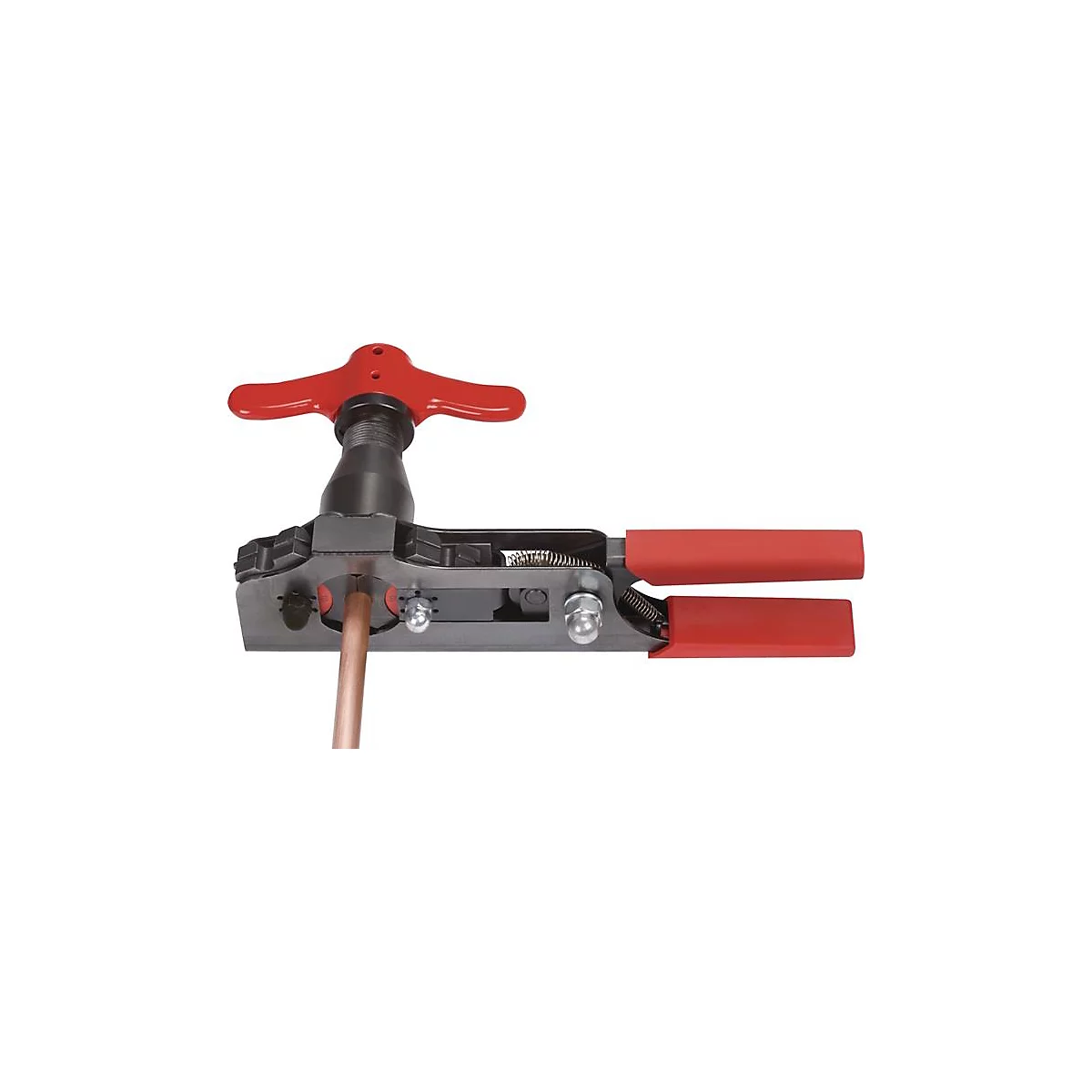 Een rood-zwarte buiggereedschap voor koperen buizen. Het houdt een koperen buis tussen zijn bekken.