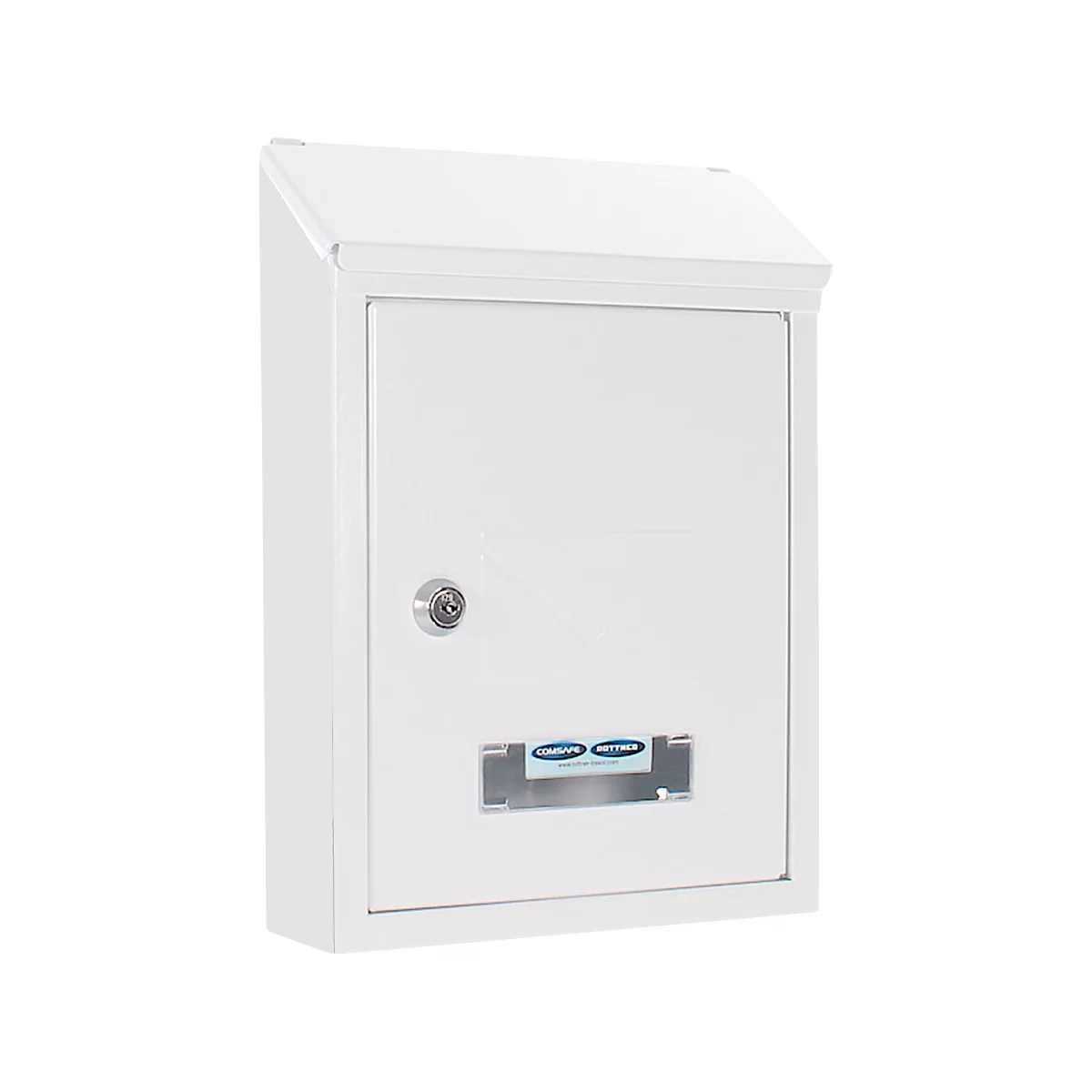 Boîte aux lettres murale blanche, carrée, avec un dessus légèrement incliné. En dessous, une serrure, une fente transparente pour les lettres et des inscriptions.