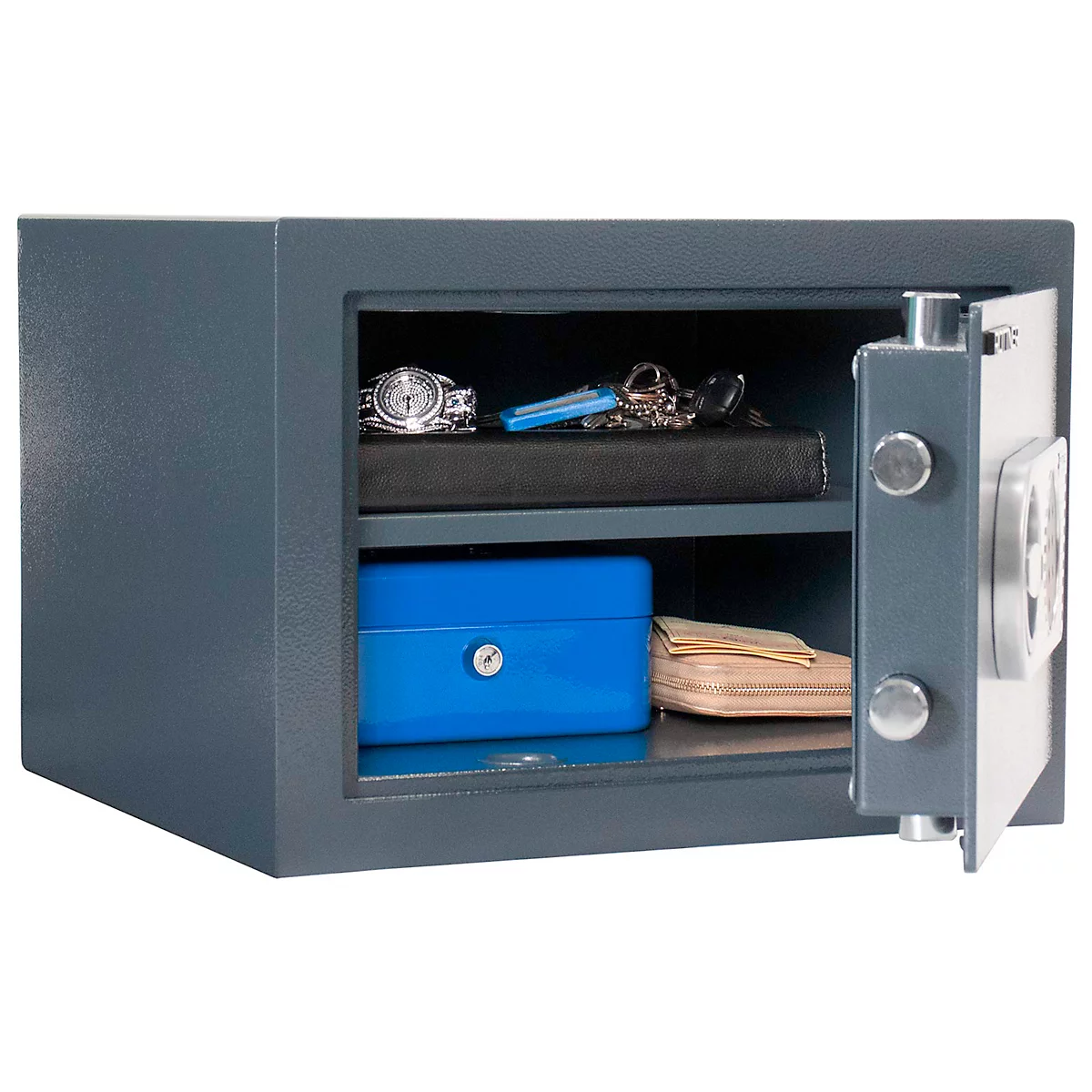 Een open, donkerblauwe kluis met een zilveren horloge, sleutels, een zwart notitieboek, een blauwe doos en papieren.
