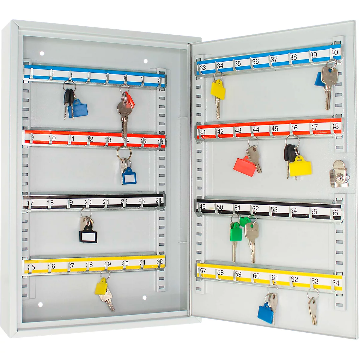 Ein geöffneter, grauer Schlüsselschrank mit farbigen Leisten. An den Haken hängen Schlüssel mit Anhängern.