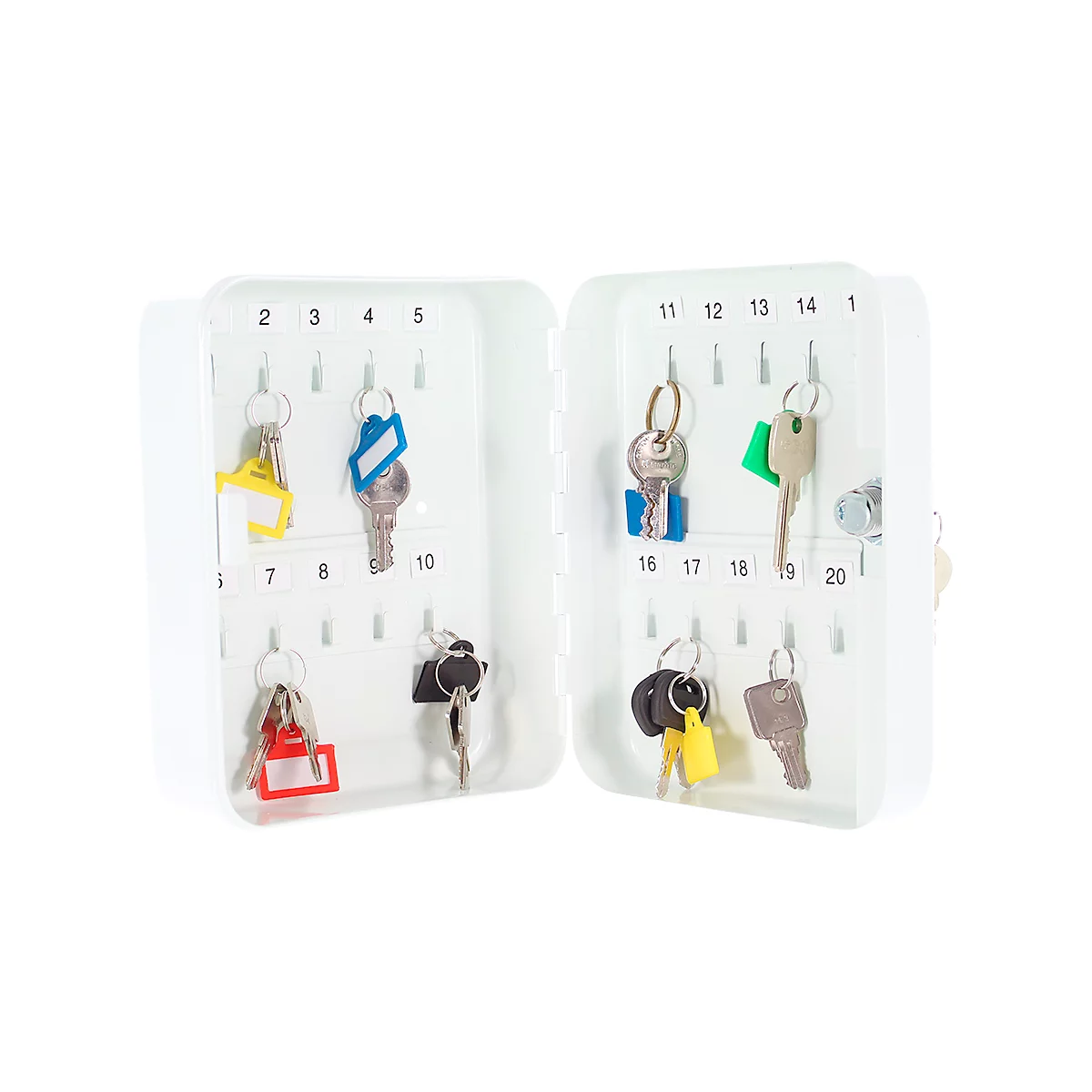Een open witte sleutelkast met meerdere sleutels. De sleutels zijn aan haken bevestigd en hebben kleine gekleurde labels. Nummers van 2 tot 20 zijn op de vakken bevestigd.