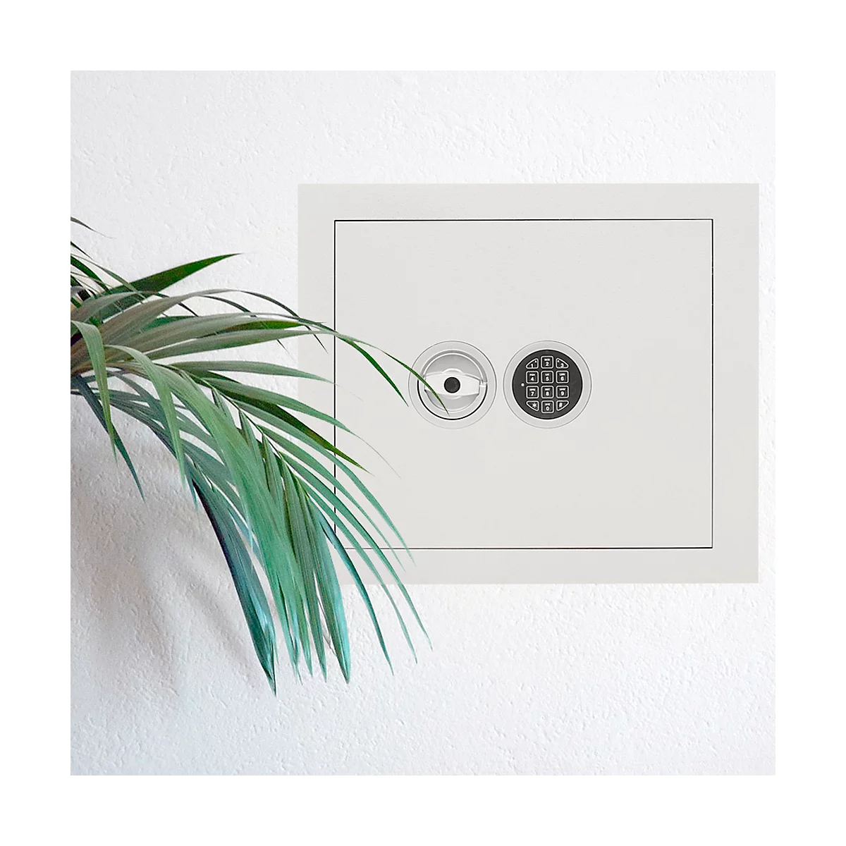Grauer Tresor an einer weißen Wand, links daneben eine Zimmerpflanze.