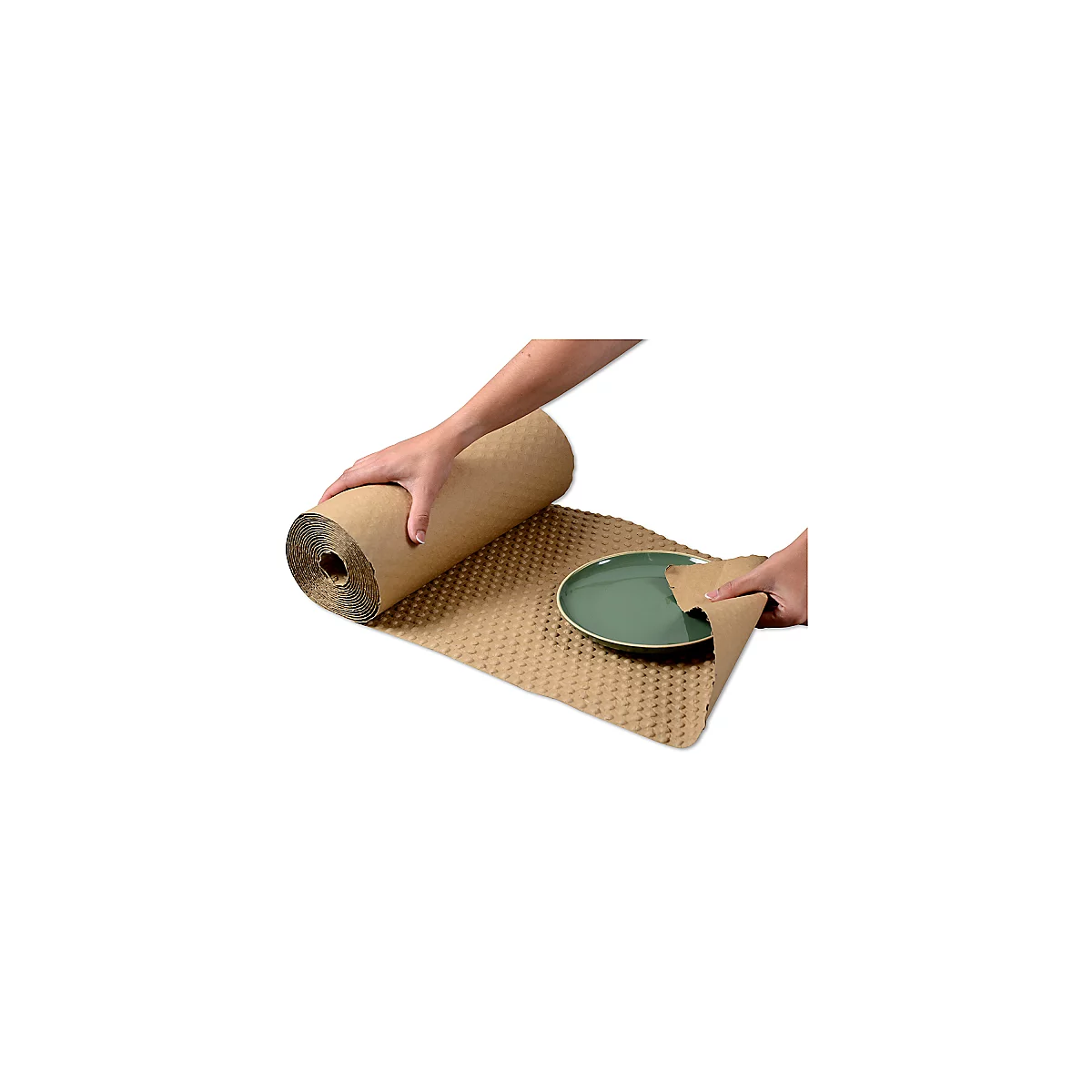Des mains tiennent un rouleau de papier d'emballage marron et enveloppent une assiette verte.