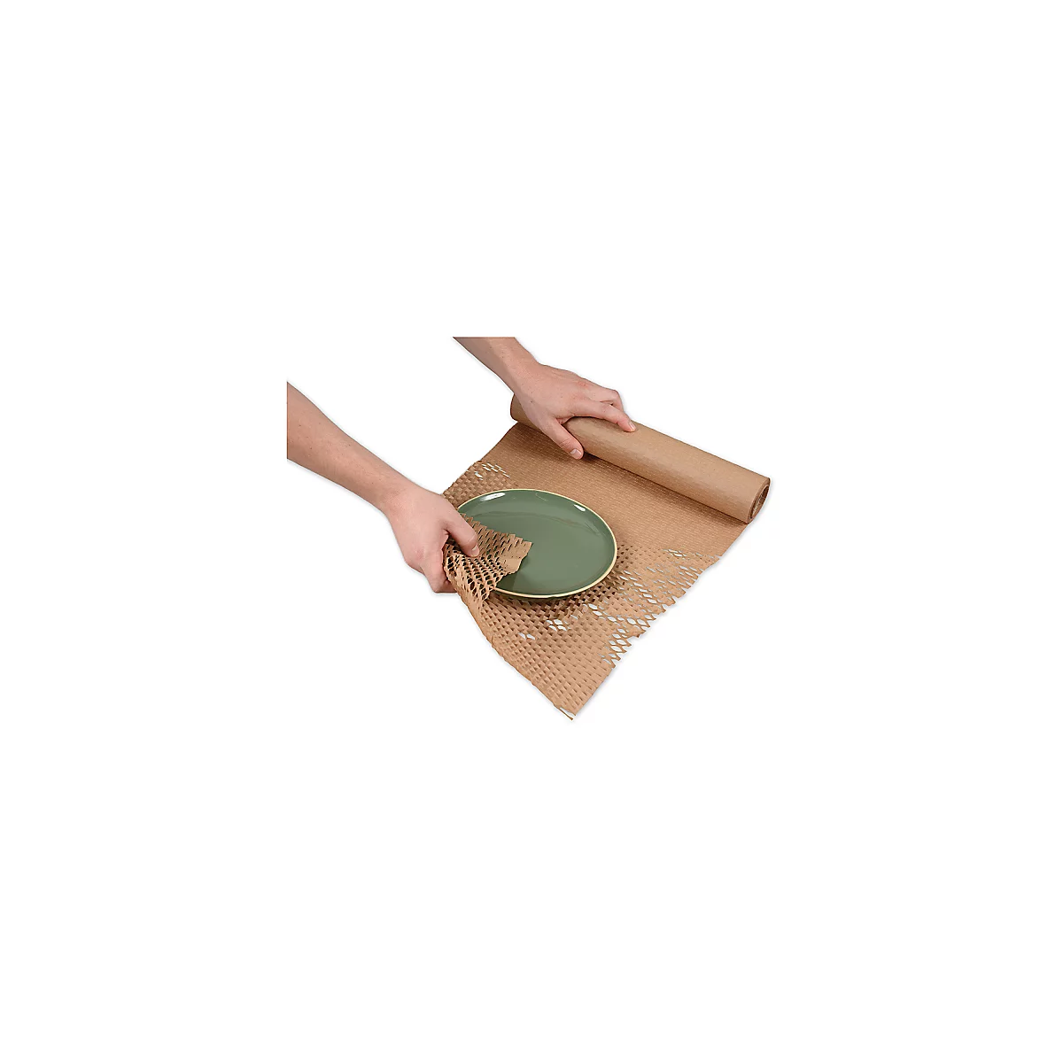 Des mains tiennent une assiette verte et du papier d'emballage. Une personne emballe l'assiette dans du papier brun.