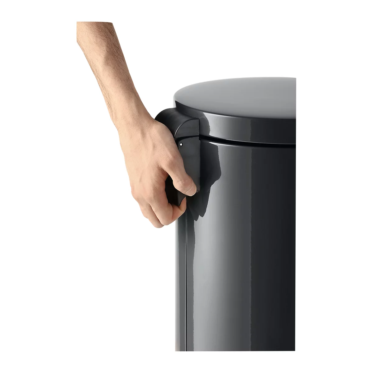 Person opening a dark trash can by operating the handle with the hand.
