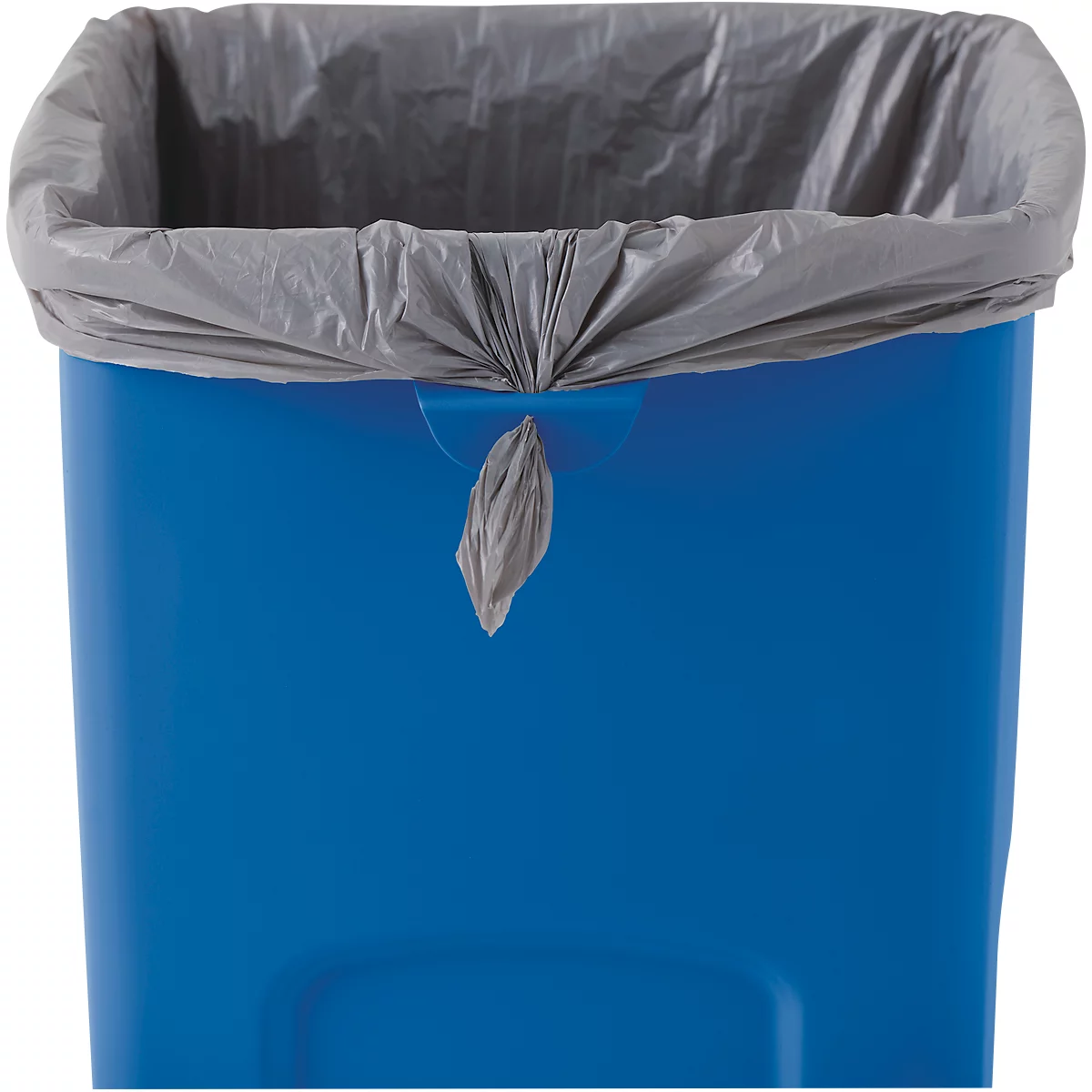 Blaue Mülltonne mit grauem Müllsack, der mit einem Knoten verschlossen ist.