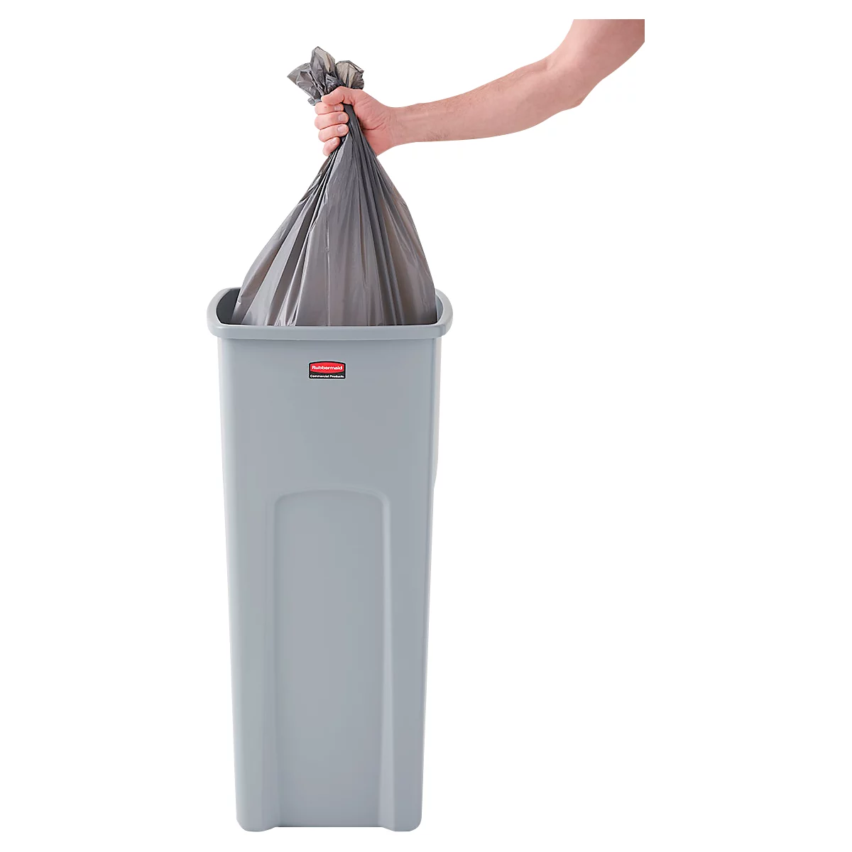 Person hebt gefüllten schwarzen Müllsack aus grauem Mülleimer. Der Mülleimer hat ein rotes Logo. Heller Hintergrund.