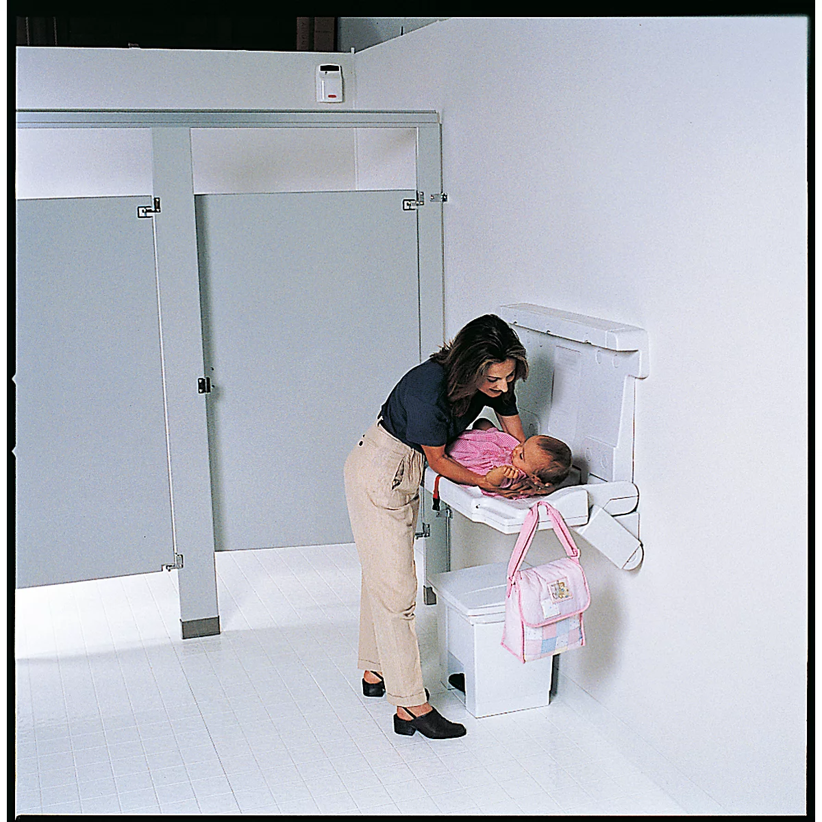 Rubbermaid® babyverschoonstation, voor horizontale wandmontage, antimicrobieel, opvouwbaar, lade, houder voor maximaal 40 documenten, PP, wit