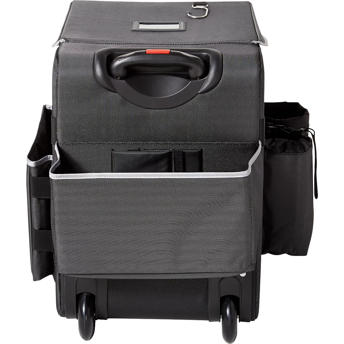 Schwarzer, rollbarer Trolley mit Griffen und Taschen. Ein Trolley mit Rollen und ausklappbarem Griff steht vor weissem Hintergrund.