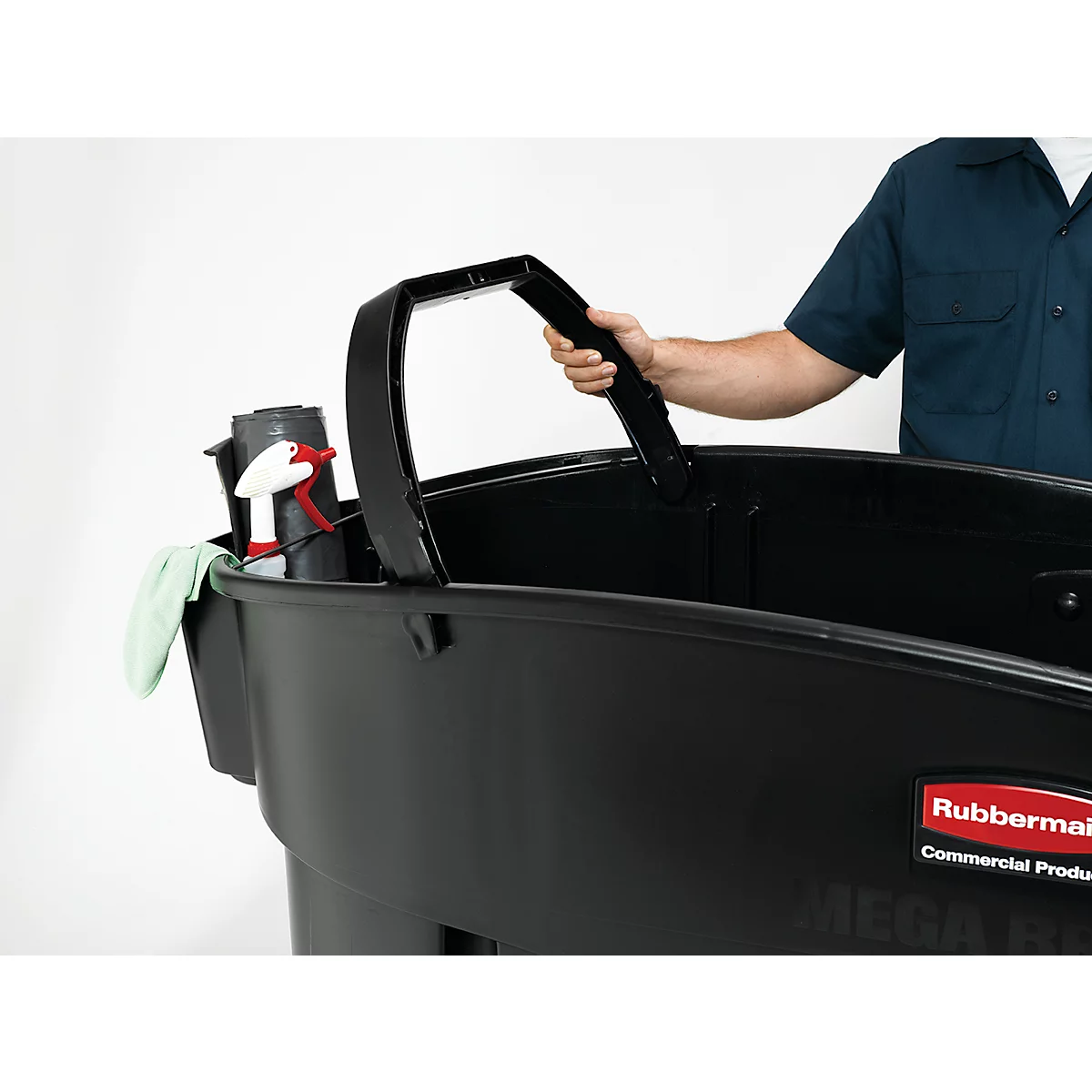 Person hält schwarzen Reinigungswagen-Griff. Darin: Sprühflasche, Tuch. Rubbermaid-Logo.