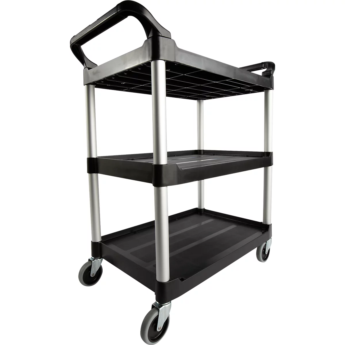 Drielaags, zwarte serveerwagen met wielen en handvat. Aluminiumkleurige stangen ondersteunen de planken.