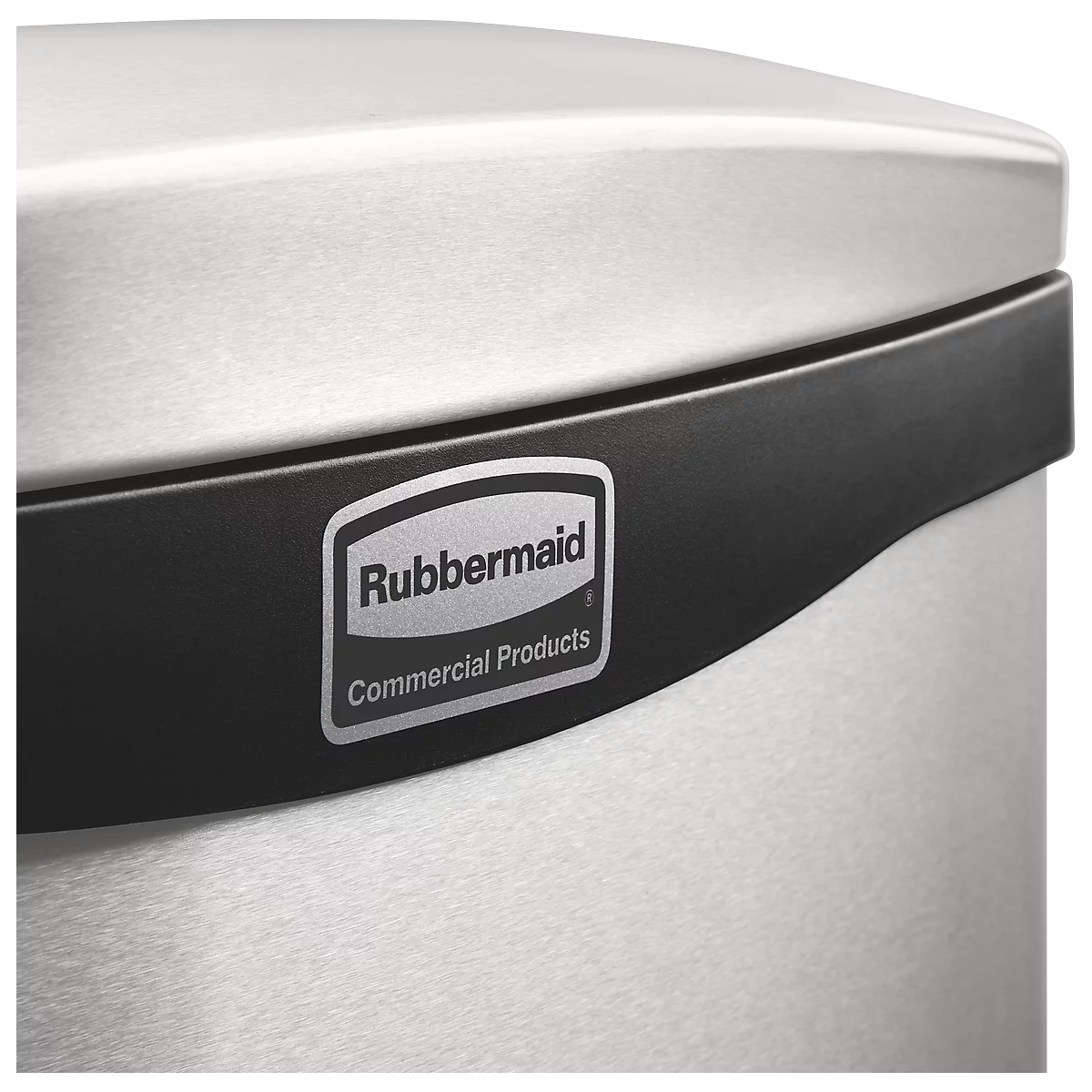 Detailansicht eines silbernen Mülleimers mit dem Logo „Rubbermaid Commercial Products“ auf einem schwarzen Band.