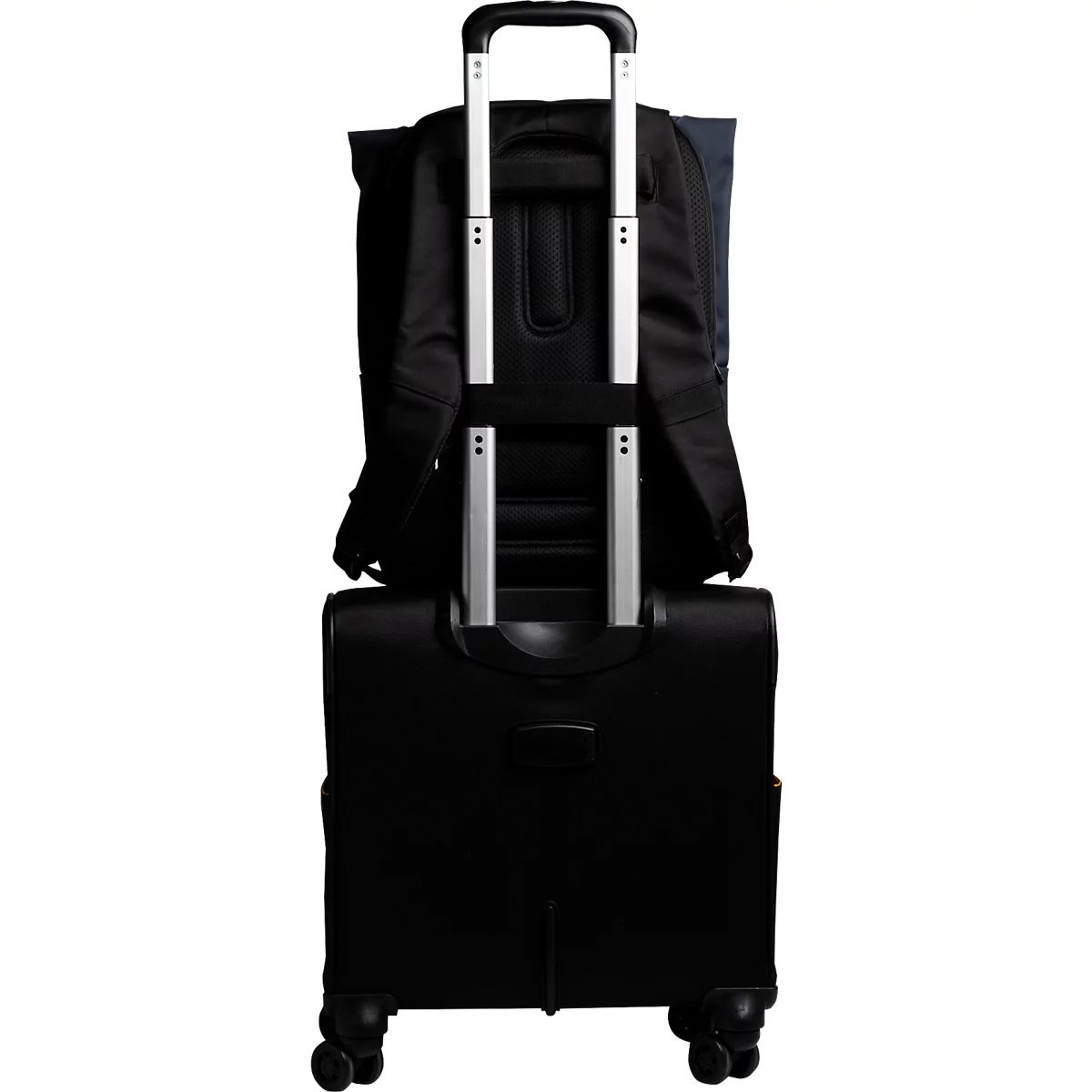Schwarzer Trolley mit silbernen Teleskopstangen, auf dem ein schwarzer Rucksack befestigt ist.